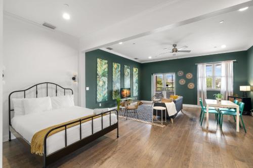 NEW! Rumba Roost - Upscale Ybor Studio On 7th Ave, Shared Balcony in Tampa, USA