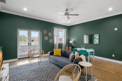 NEW! Rumba Roost - Upscale Ybor Studio On 7th Ave, Shared Balcony in Tampa, USA