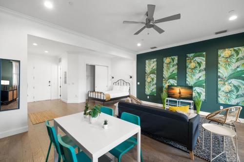 NEW! Rumba Roost - Upscale Ybor Studio On 7th Ave, Shared Balcony in Tampa, USA