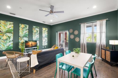 NEW! Rumba Roost - Upscale Ybor Studio On 7th Ave, Shared Balcony in Tampa, USA