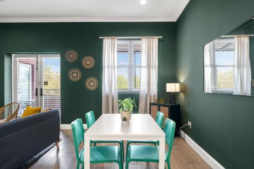 NEW! Rumba Roost - Upscale Ybor Studio On 7th Ave, Shared Balcony in Tampa, USA
