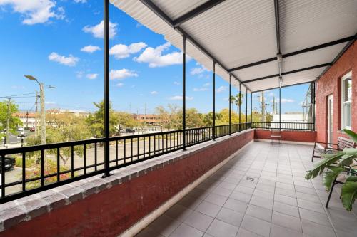 NEW! Rumba Roost - Upscale Ybor Studio On 7th Ave, Shared Balcony in Tampa, USA
