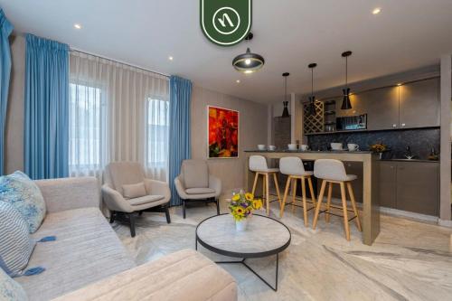 Whole Building w Multiple Rooms for Rent in Cabo San Lucas, Mexico