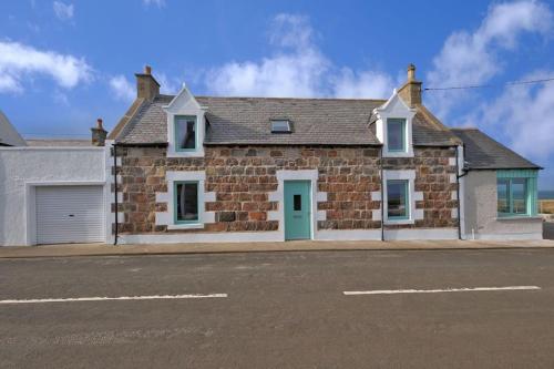 Cliff Top Cottage with Sea Views in Portknockie