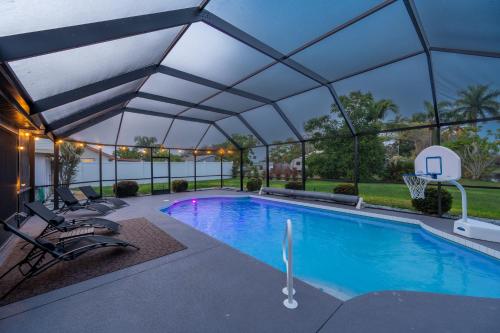 Cortez Chic! Private Heated Pool home, Cinema Room! in Bradenton, USA