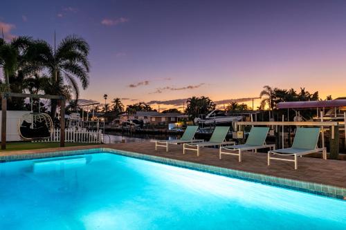 NEW! Cortez Cabana! Canal front home with heated pool & boat dock! in Bradenton, USA