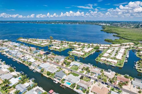 NEW! Cortez Cabana! Canal front home with heated pool & boat dock! in Bradenton, USA