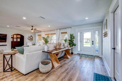 NEW! Cortez Cabana! Canal front home with heated pool & boat dock! in Bradenton, USA