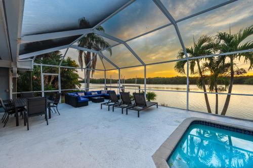 Casa Palma! Beautiful waterfront home with heated pool & dock!