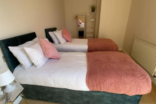 Free parking and wi-fi near city centre sleeps 6-8