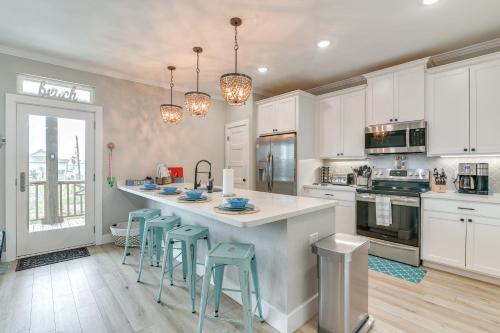 Bless Shore Heart Beach Rental, Near Waterfront in Crystal Beach, USA
