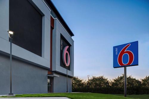 Motel 6 Dallas, TX Methodist Charlton Medical Ctr in Dallas, USA