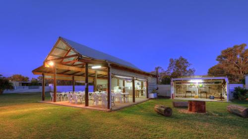 Buitenkant, Barcaldine Caravan Park in Barcaldine