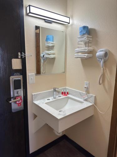 Coratel Inn & Suites Waite Park - image 11