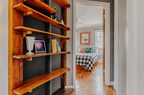 2 BR 3 BD Historical Tree House at UT and Downtown in Austin, USA