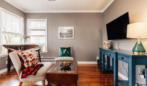 2 BR 3 BD Historical Tree House at UT and Downtown in Austin, USA