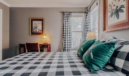 2 BR 3 BD Historical Tree House at UT and Downtown in Austin, USA
