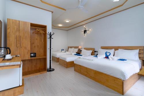 2 king beds, 1 twin bed