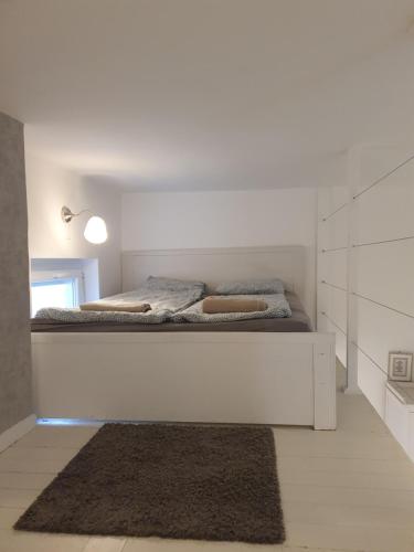 Vintage near Boulevard with AC AFTER RENOVATION 3