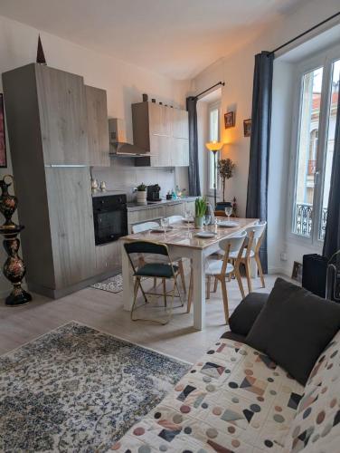 Kitchen, 2 pieces , Centre ville , 100 metres des plages. in Menton