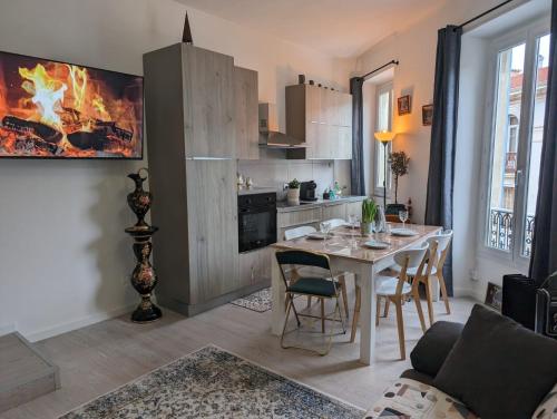 Kitchen, 2 pieces , Centre ville , 100 metres des plages. in Menton