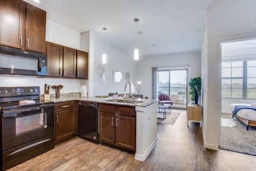Astonishing CozySuites on I-35 with pool parking #09 in Pflugerville, USA