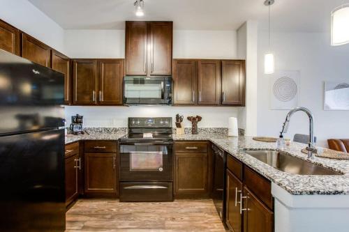 Astonishing CozySuites on I-35 with pool parking #09 in Pflugerville, USA