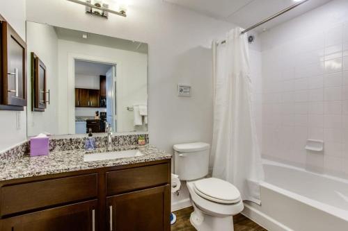 Astonishing CozySuites on I-35 with pool &parking #08 in Pflugerville, USA