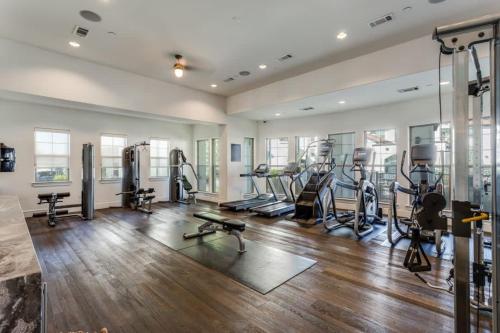 Astonishing CozySuites on I-35 with pool &parking #08 Astonishing CozySuites on I-35 with pool &parking #08