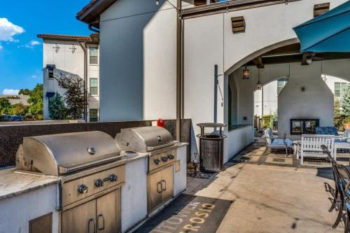 Astonishing CozySuites on I-35 with pool &parking #08 Astonishing CozySuites on I-35 with pool &parking #08