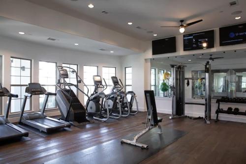 Astonishing CozySuites on I-35 with pool &parking #08 Astonishing CozySuites on I-35 with pool &parking #08