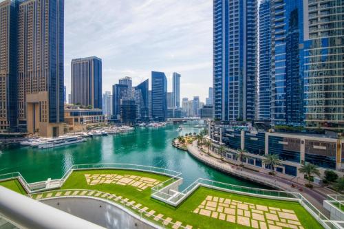 Lavish 2BR with Charming Marina View, Dubaj
