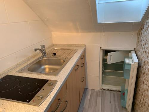 1 WG Zimmer (Apartment) im Dachgeschoss in 70839 Gerlingen in เกอร์ลิงเงิน