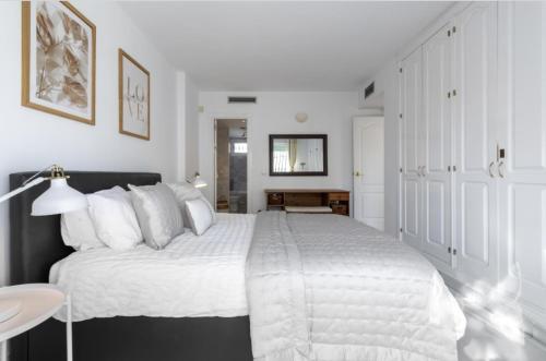 Luxury 3 Bed Townhouse in Puerto Banus Marbella - image 8