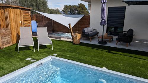 Apartment with Pool View 