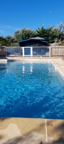 Logis Hôtel de la Plage – St. Pierre d'Oleron, PA