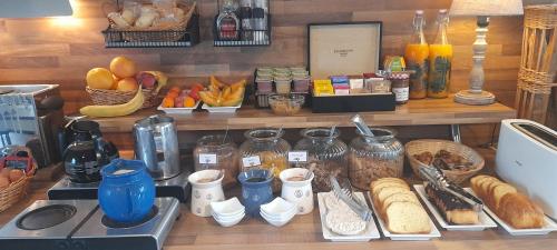Logis Hôtel de la Plage – St. Pierre d'Oleron, PA