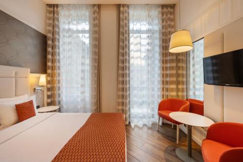 Deluxe Double or Twin Room image 10