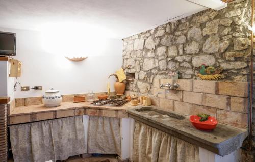 Konyha, Awesome Apartment In Verni Lu With Wifi in Trassilico