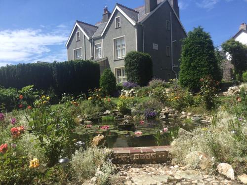 สวน, Bryn Guest House in คอนวี