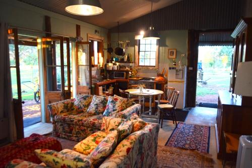 Iekārtas, Little House in the Nursery grounded and welcoming in Quirindi (NSW)