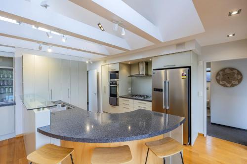 Entire house with pool, spa, Auckland (photo 5)