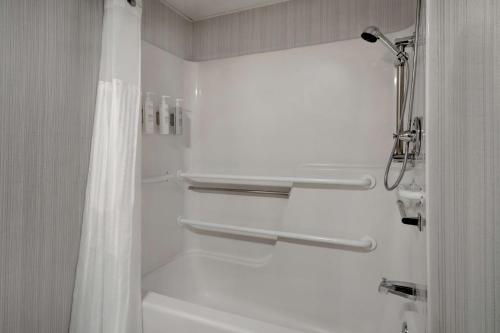 King Room with Mobility Accessible Tub