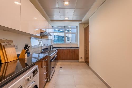 Spacious apartment with Maid room in Dubai Marina I Sea View - image 5