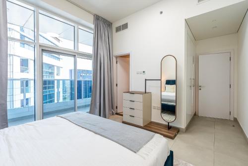 Spacious apartment with Maid room in Dubai Marina I Marina Arcade - image 9