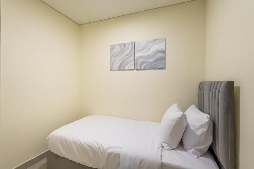 Spacious apartment with Maid room in Dubai Marina I Marina Arcade - image 12