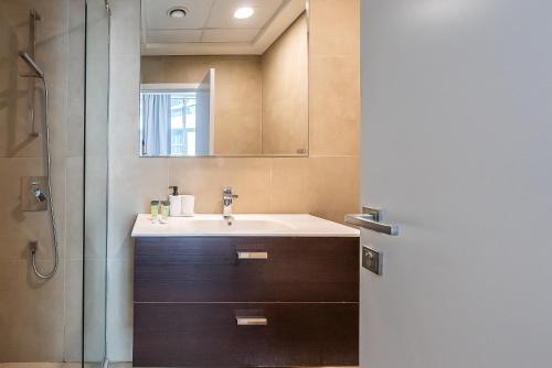 Spacious apartment with Maid room in Dubai Marina I Marina Arcade - image 4
