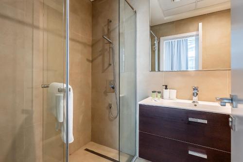 Spacious apartment with Maid room in Dubai Marina I Marina Arcade - image 7