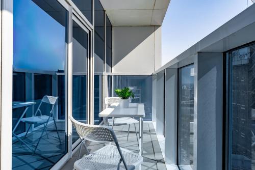 Spacious apartment with Maid room in Dubai Marina I Marina Arcade - image 2