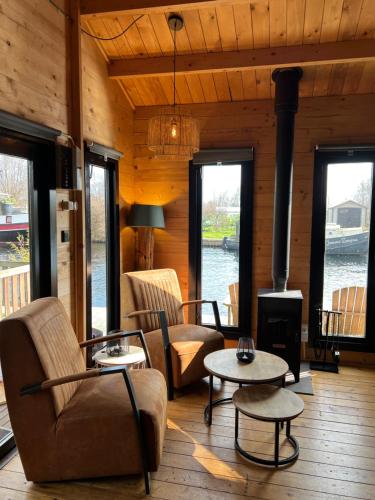 NEW - Private Cabin - on a lake near Amsterdam in Baambrugse Zuwe